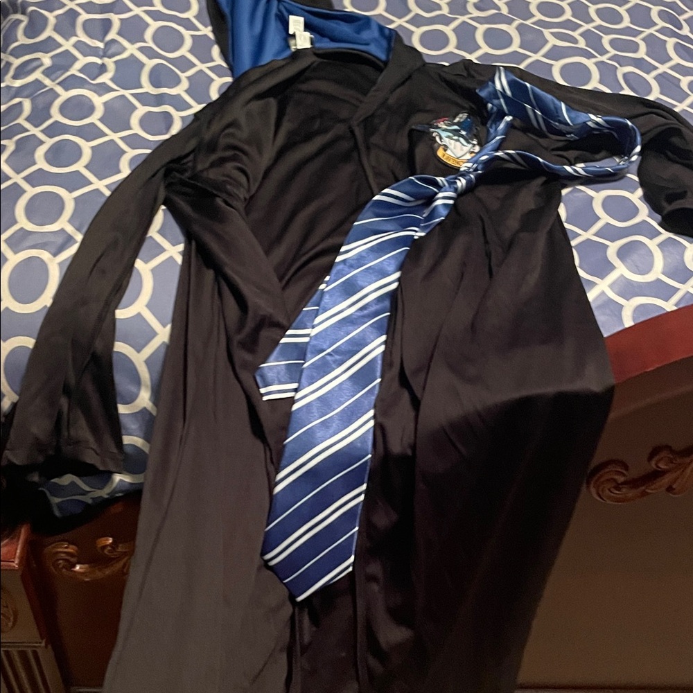 Ravenclaw Robe with Tie - Picture 5 of 5